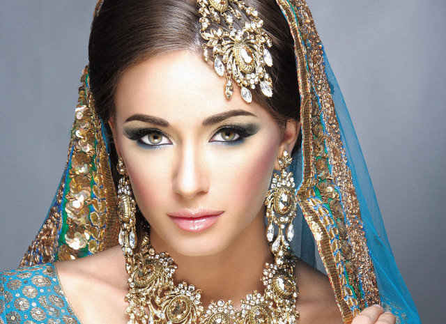 Woman blue veil gold necklace free wallpaper for desktop - medium preview image