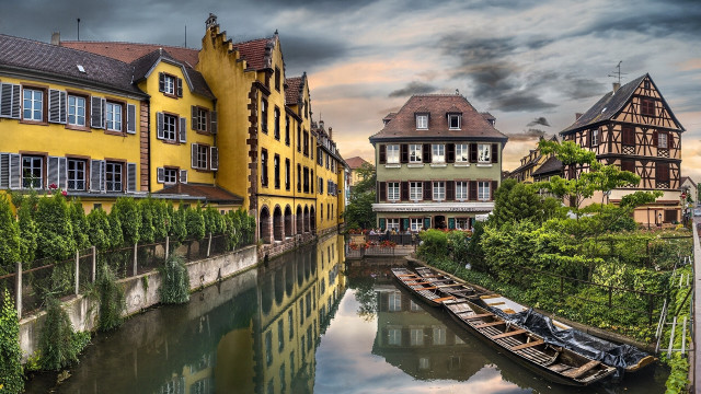 Boat docked canal buildings cloudy free wallpaper for desktop - medium preview image