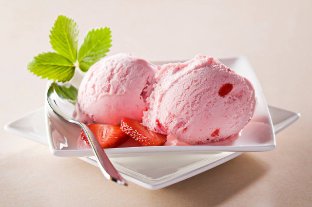 Two scoops icecream strawberries plate free wallpaper for desktop - medium preview image