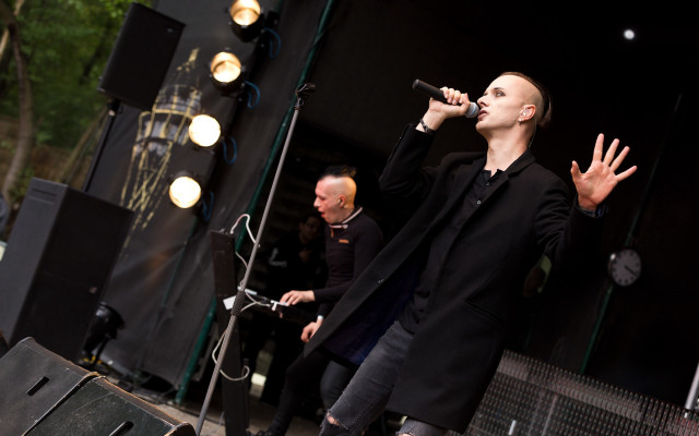 Man standing stage microphone singing free wallpaper for desktop - medium preview image