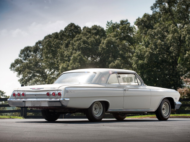 White car fence trees sky free wallpaper for desktop - medium preview image
