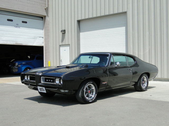 Black muscle car garage blue free wallpaper for desktop - medium preview image