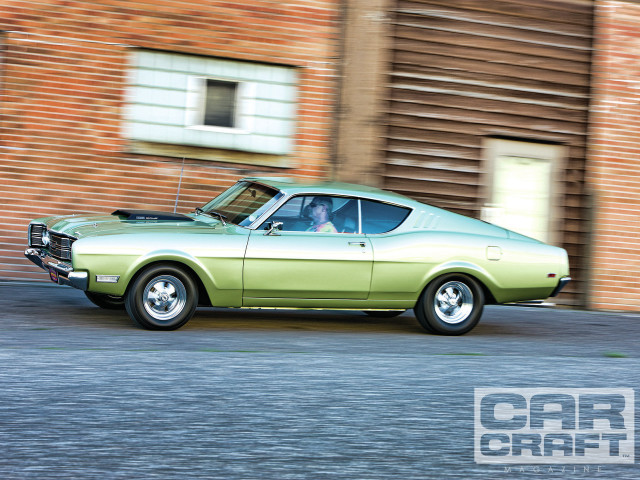 Green car brick building open free wallpaper for desktop - medium preview image
