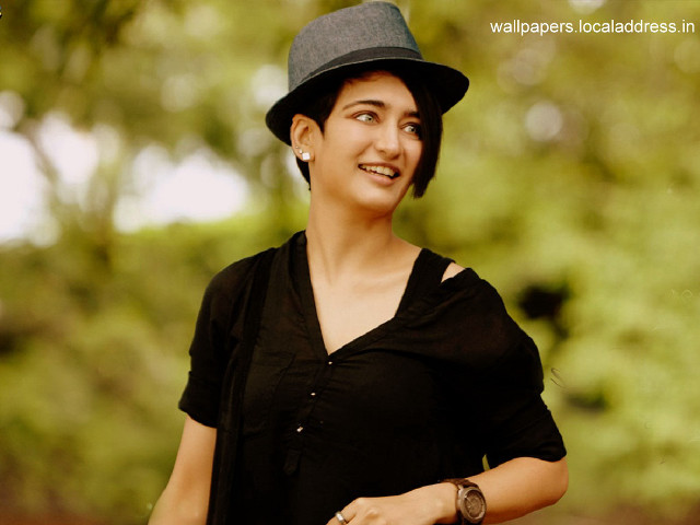 Woman hat smiling suitcase watch free wallpaper for desktop - medium preview image