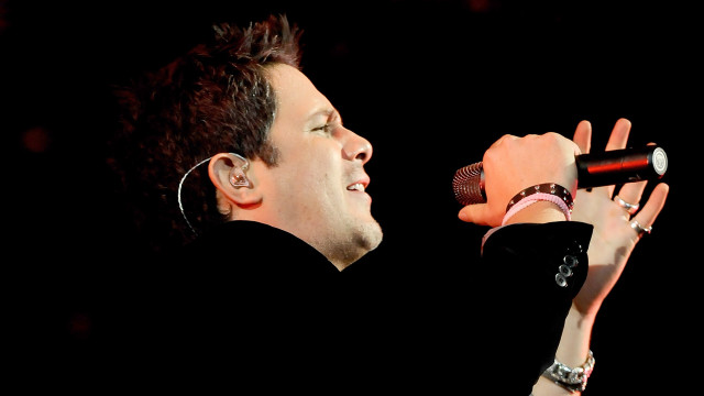 Man microphone ring finger hand free wallpaper for desktop - medium preview image