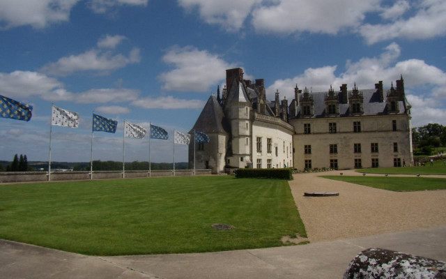 Large building flags sunny day free wallpaper for desktop - medium preview image