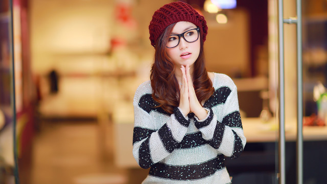 Woman glasses red hat hallway free wallpaper for desktop - medium preview image