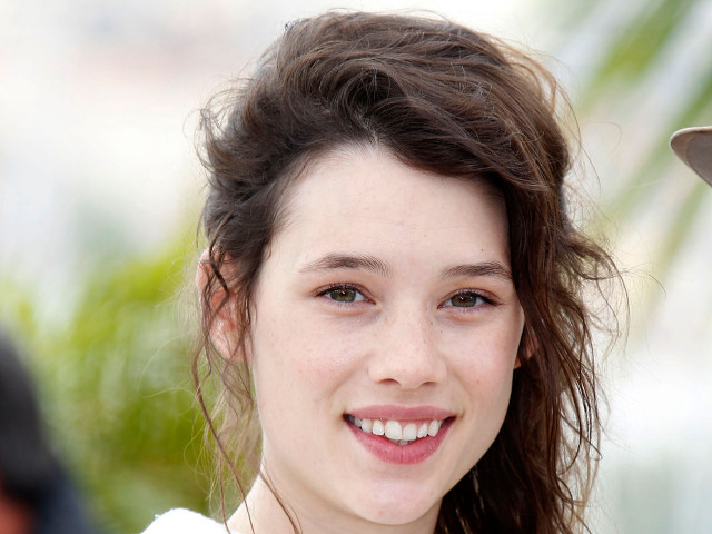 Woman hat smiling camera man free wallpaper for desktop - medium preview image