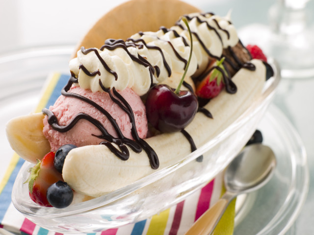 Banana split ice cream fruit free wallpaper for desktop - medium preview image