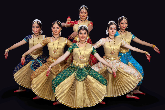 Indian dance costumes group posing free wallpaper for desktop - medium preview image