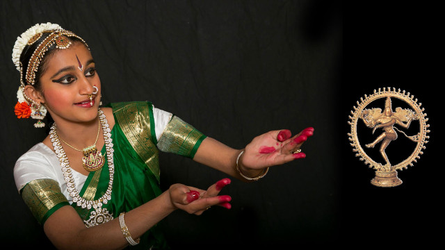 Woman green white outfit gold free wallpaper for desktop - medium preview image