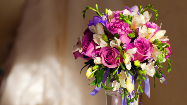 Vase purple white flowers table free wallpaper for desktop - medium preview image
