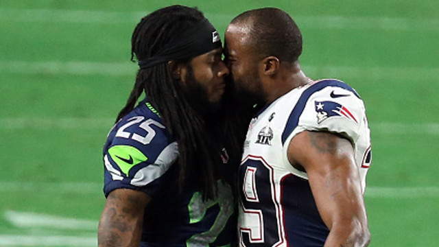 Football players kissing stadium green free wallpaper for desktop - medium preview image