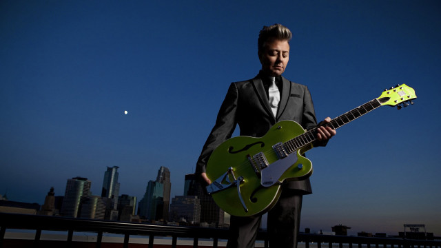 Man suit green guitar city free wallpaper for desktop - medium preview image