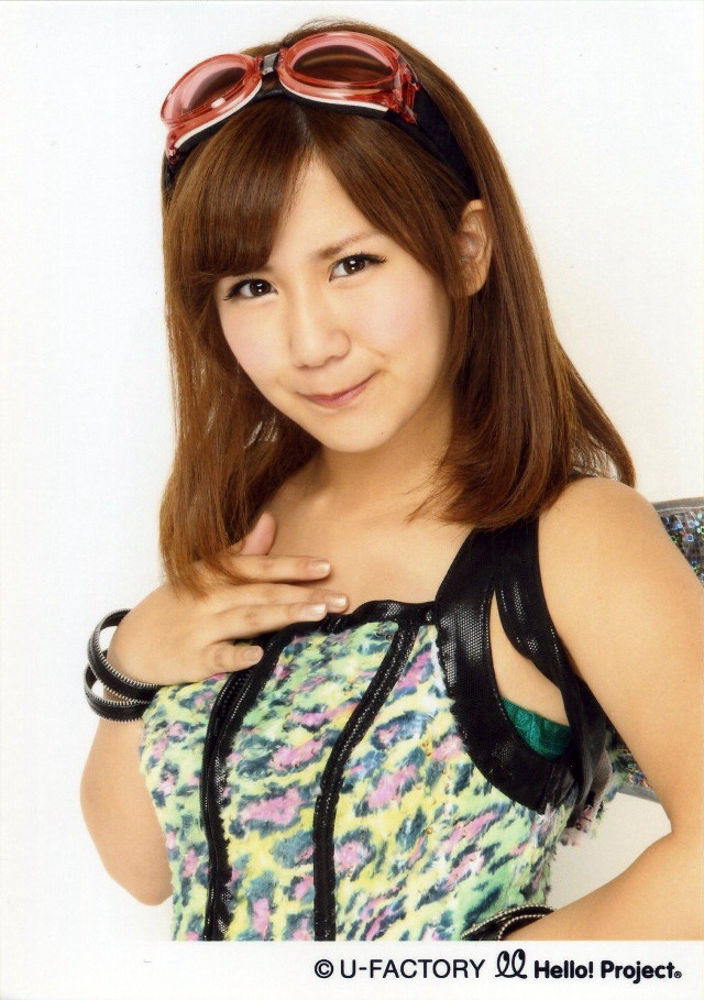 Woman sunglasses pose hand hip free wallpaper for mobile - medium preview image