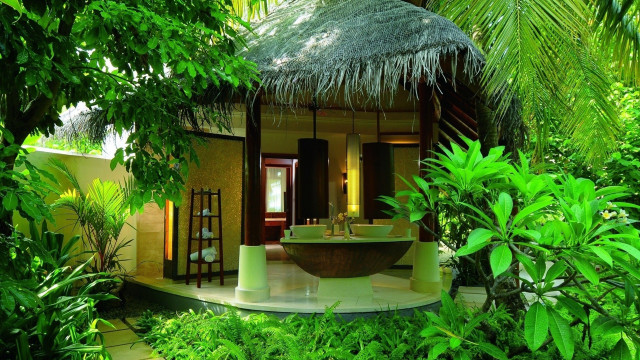 Tropical bathroom with tub thatched free wallpaper for desktop - medium preview image
