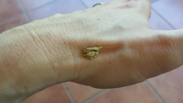 Person gold left hand right free wallpaper for desktop - medium preview image