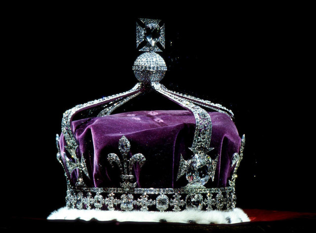 Purple crown tiara table red free wallpaper for desktop - medium preview image