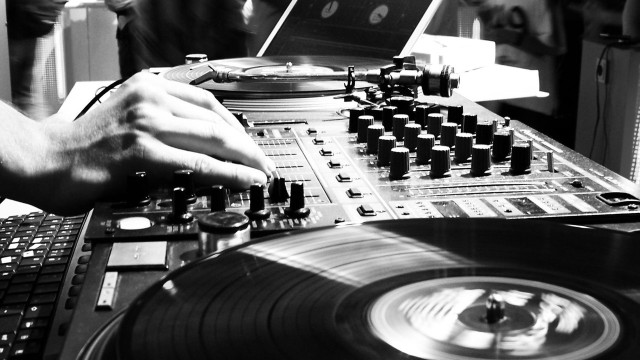Dj mixing record player arm #2 free wallpaper for desktop - medium preview image