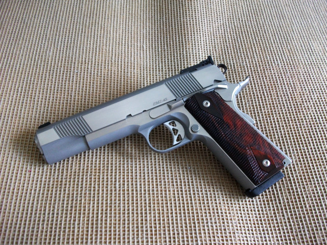 Gun cloth black handle red free wallpaper for desktop - medium preview image