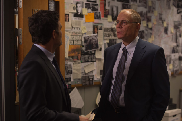 Man suit tie conversation room free wallpaper for desktop - medium preview image