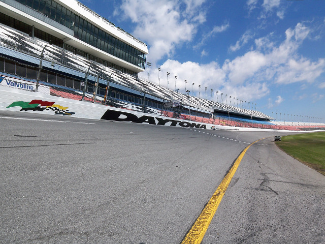 Race track racing car sky free wallpaper for desktop - medium preview image