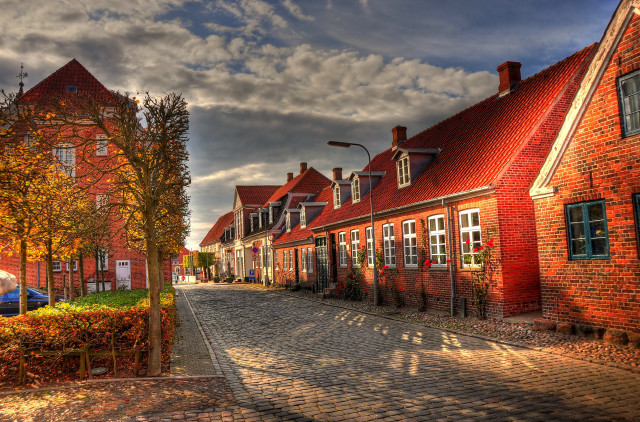 Cobblestone street redbricks cloudy sky free wallpaper for desktop - medium preview image