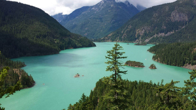 Lake mountains trees boats daytime free wallpaper for desktop - medium preview image