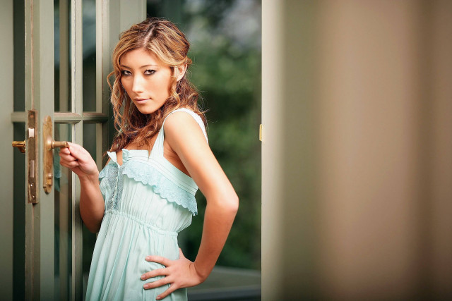 Woman blue dress door handle free wallpaper for desktop - medium preview image