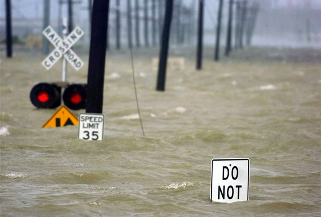 Flooded street trafficlight water signs free wallpaper for desktop - medium preview image