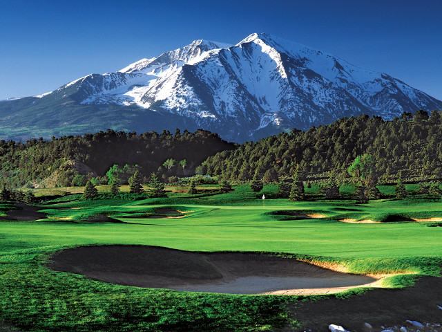Golf course mountain green field free wallpaper for desktop - medium preview image