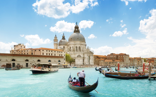 Man gondola canal venice waterway free wallpaper for desktop - medium preview image