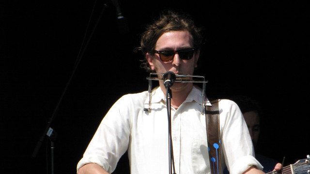 Man guitar microphone stage concert free wallpaper for desktop - medium preview image