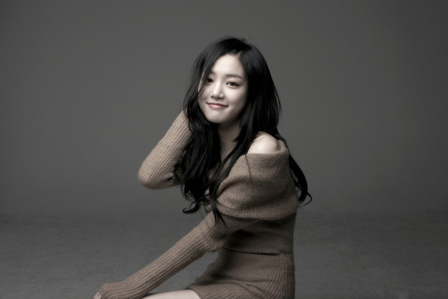 Woman sitting ground posing legs free wallpaper for desktop - medium preview image