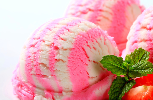 Strawberry ice cream with strawberry free wallpaper for desktop - medium preview image