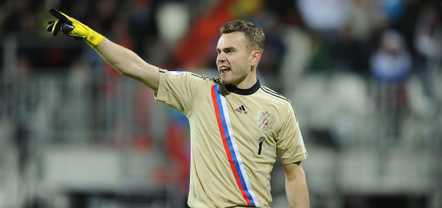 Soccer player yellow glove holding free wallpaper for desktop - medium preview image