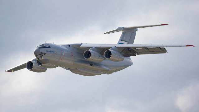 Large jetliner cloudy sky landing #3 free wallpaper for desktop - medium preview image