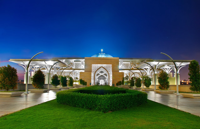 Building clock tower green lawn free wallpaper for desktop - medium preview image