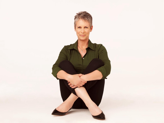 Woman sitting crossed legs jewelry free wallpaper for desktop - medium preview image