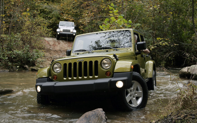 Jeep driving river woods sunny free wallpaper for desktop - medium preview image