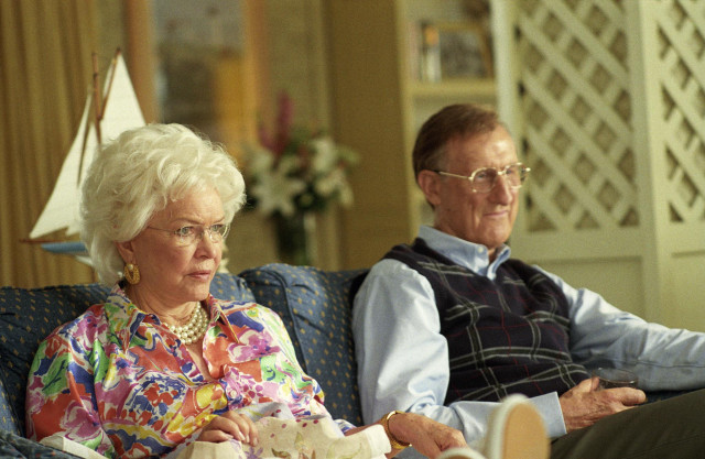 Living room couple blurry floral free wallpaper for desktop - medium preview image