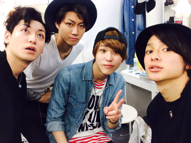 Young men room mirror table free wallpaper for desktop - medium preview image