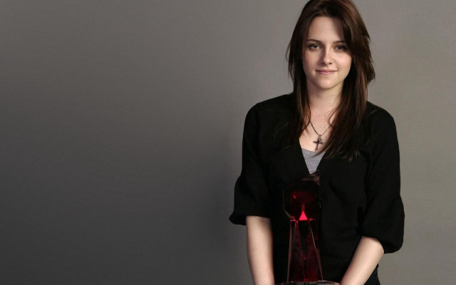 Woman holding red award smiling free wallpaper for desktop - medium preview image