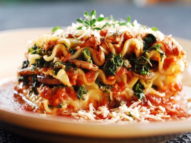 Pasta sauce spinach tablecloth black free wallpaper for desktop - medium preview image