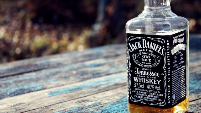Jack daniels whiskey wooden table free wallpaper for desktop - medium preview image