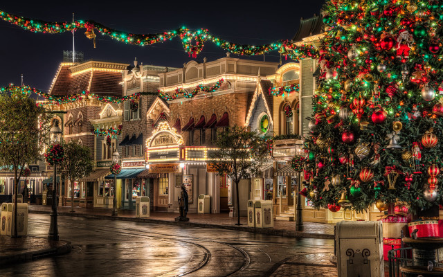 Christmas tree town square night free wallpaper for desktop - medium preview image