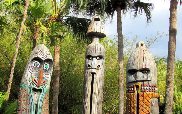 Wooden carved faces forest palm free wallpaper for desktop - medium preview image