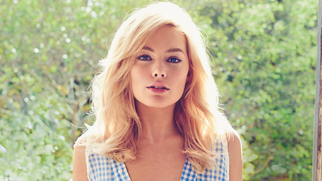 Anna maria blonde blue checkered free wallpaper for desktop - medium preview image