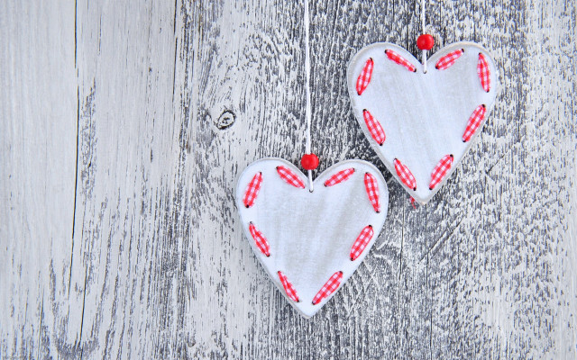 Two hearts hanging string wooden free wallpaper for desktop - medium preview image