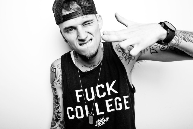 Man hat tattoos surprised face free wallpaper for desktop - medium preview image